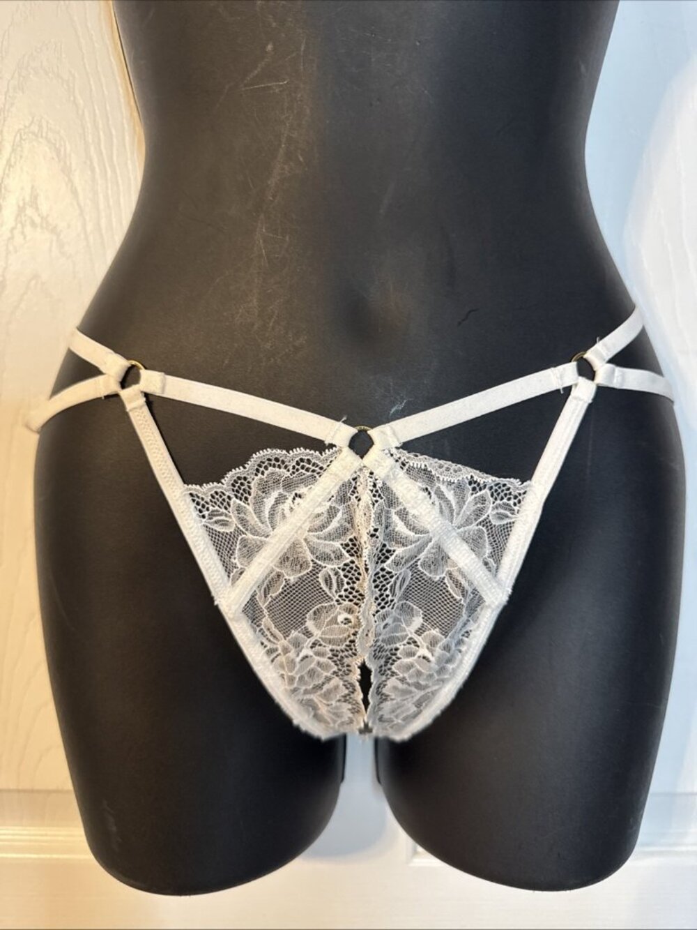 VICTORIA'S SECRET PANTIES L WHITE OPEN BOTTOM STRAPPY CHARM HI LEG THONG NWT